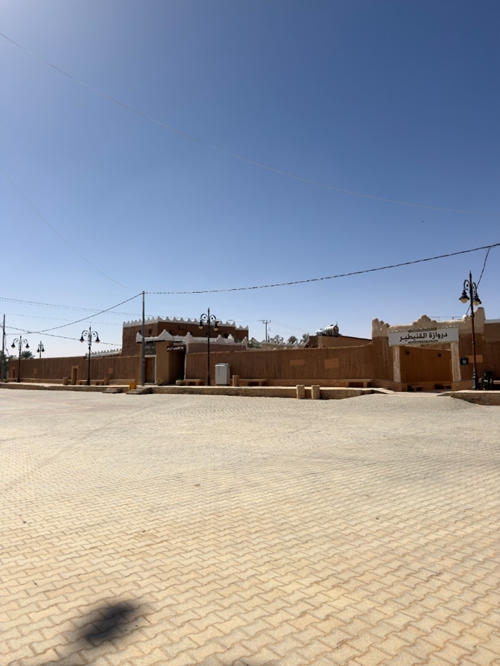 يتبع للقرية ساحات مفتوحة