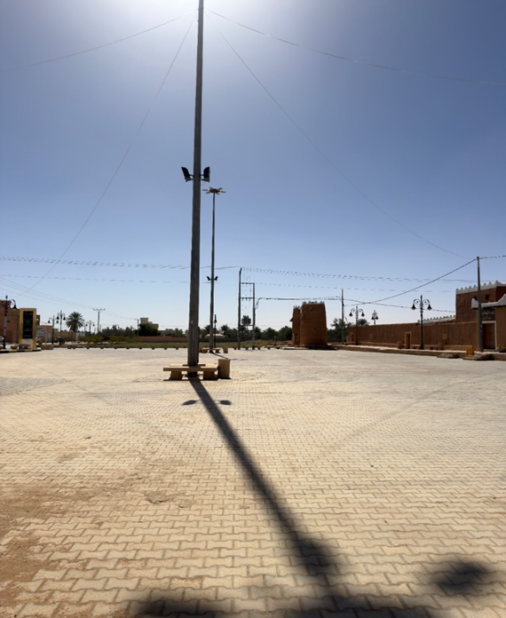 يحيط بالموقع منطقة عازلة من جهة واحدة
