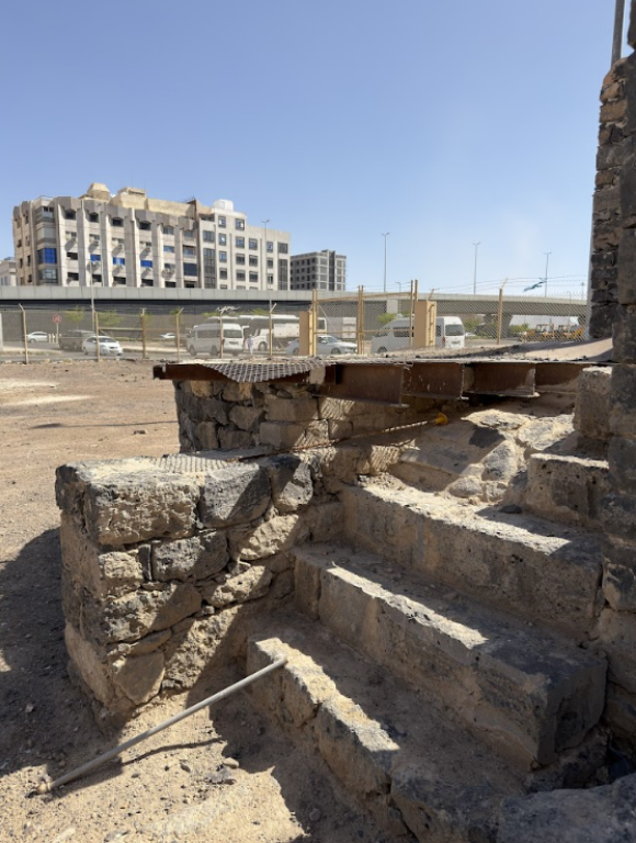 السياج الشبكي المحيط بالموقع
