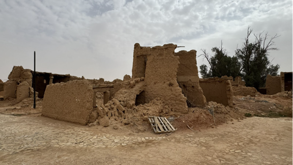 تهدم البيوت في قرية التنومة الأثرية