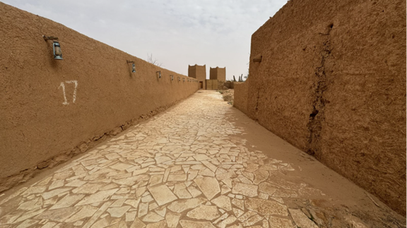 الممرات داخل الموقع بعد ترميمها