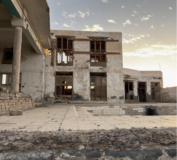 المبنى من طابقين