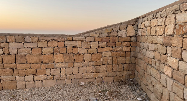 الجدار المحيط بالبرج