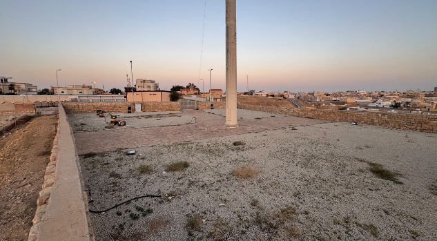 الساحة الأمامية للموقع