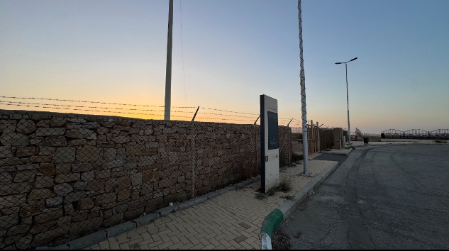 حاجز صخري وشبك حديدي يحيط بمرقب الصنقر