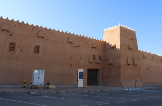 أحد الأبراج المربعة في قصر القشلة