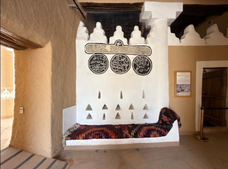 المسجد الداخلي الموجود يسار البوابة الرئيسية