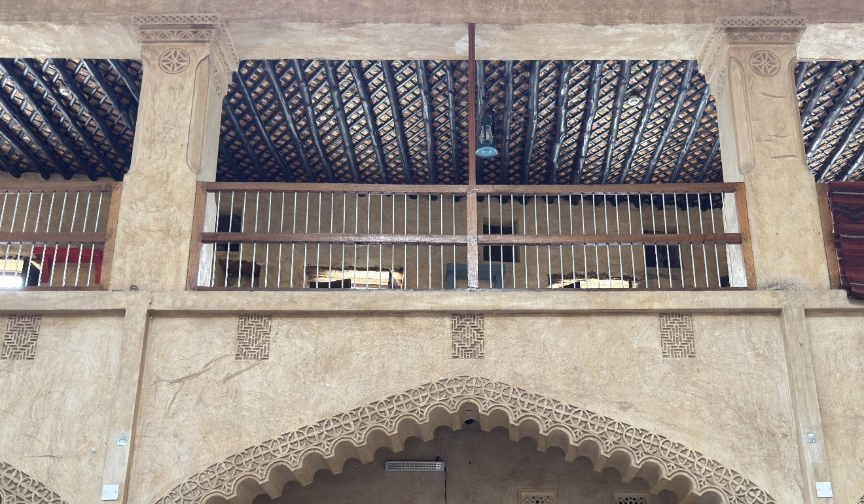 يتضمن المبنى عددًا من الأقواس الداخلية