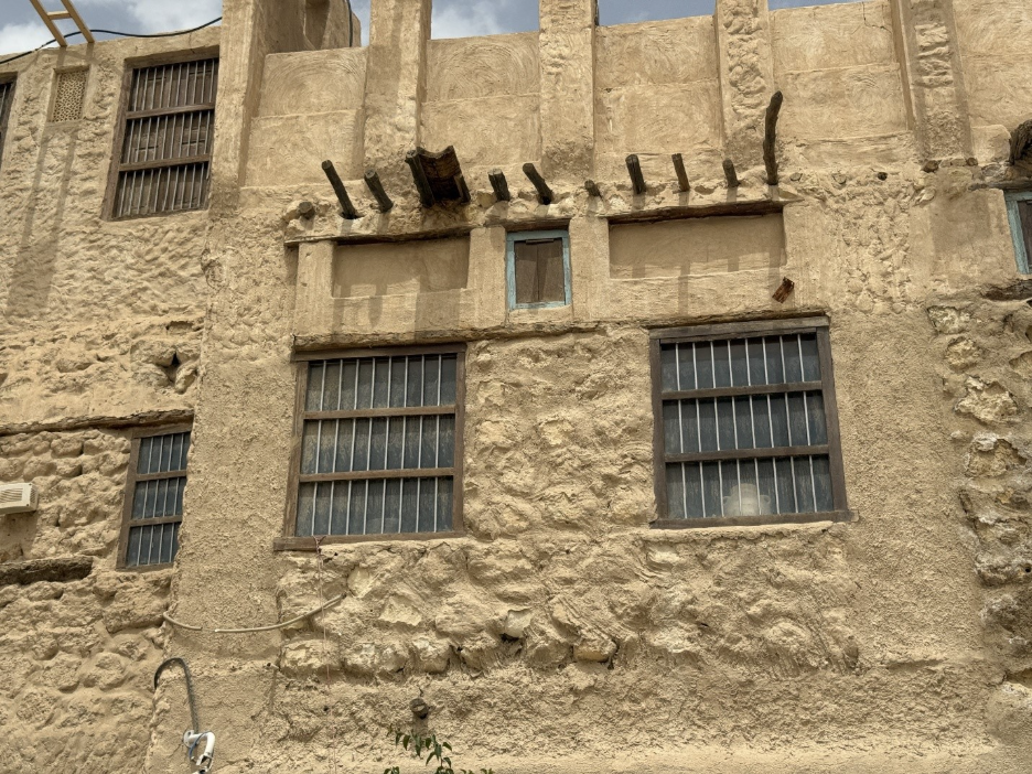 الطين المستخدم في بناء مبنى المقهى