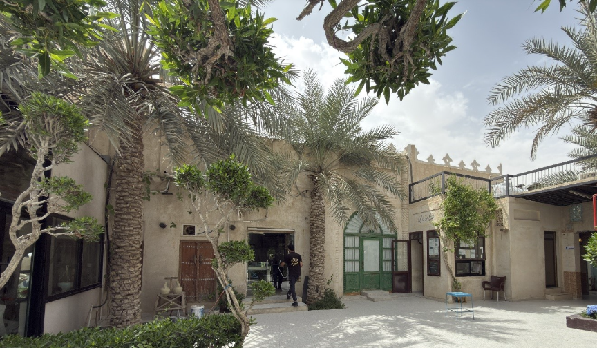 الساحة المفتوحة في مقهى الأحساء الشعبي