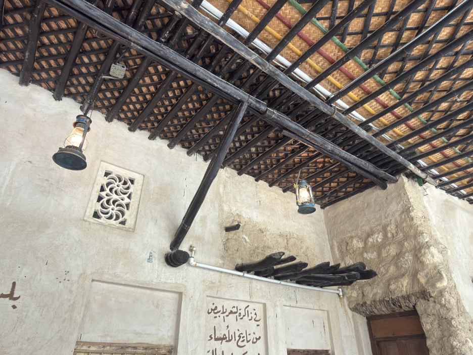استخدام خشب الكندل في بناء أجزاء من سقف المقهى