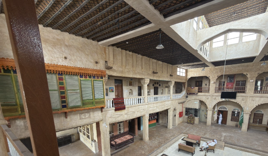 ساحة المقهى الداخلية