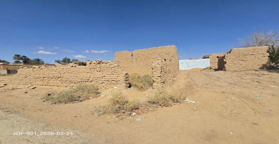آثار أحد المباني الطينية في حي الرحبيين