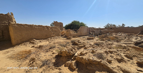 تراكم أنقاض على بقايا مباني طينية في حي الرحبيين