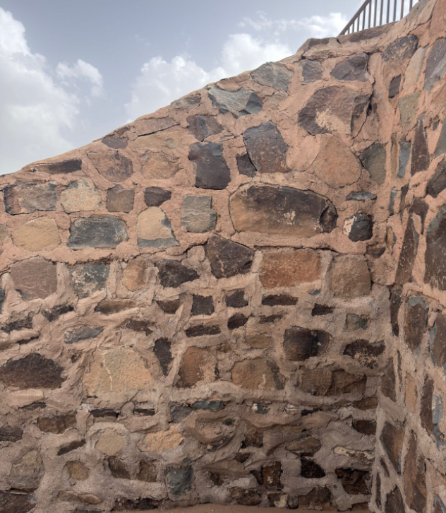 الجدار الذي يستخدم لقياس منسوب المياه